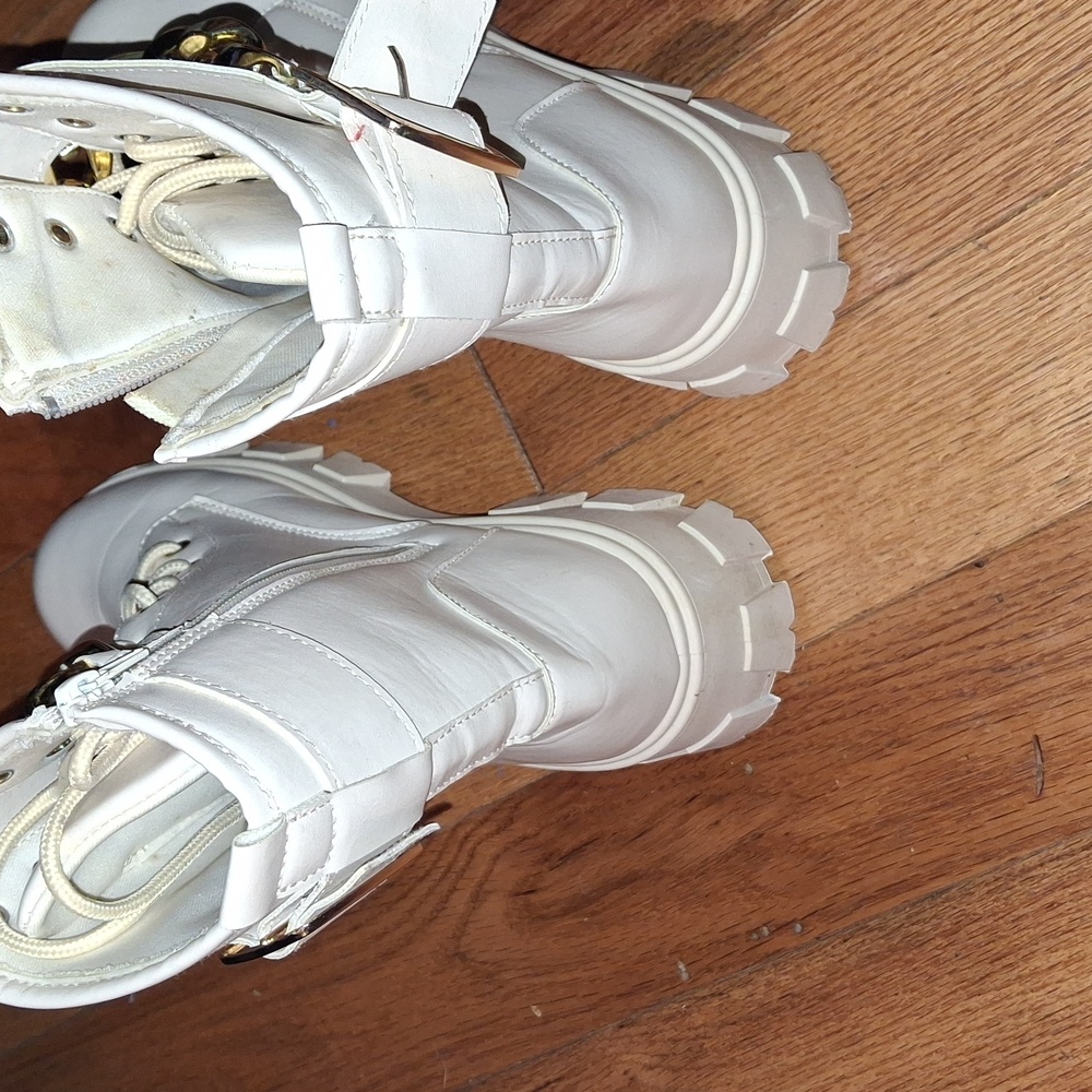 Stylish Tan Boots with Gold Chain - Picture 5 of 9